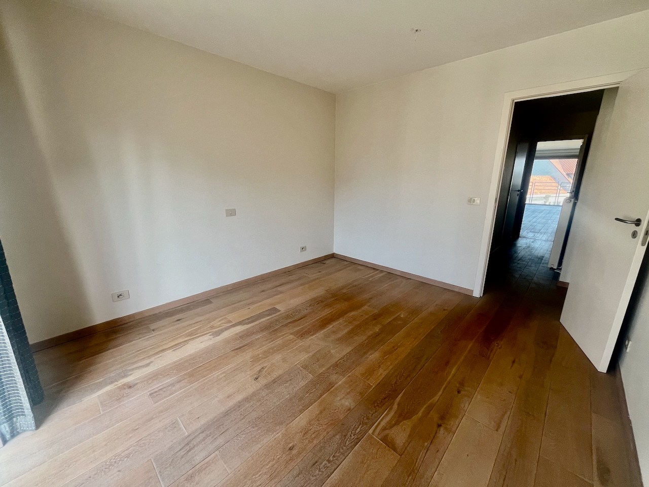 Non-meublé - Grand appartement résidentiel avec une belle vue dégagée, situé en plein centre près de l'avenue Lippens. 