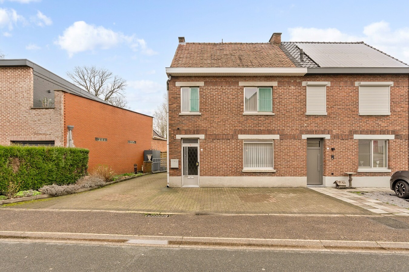 Te renoveren woning met 3 slaapkamers en grote tuin. 