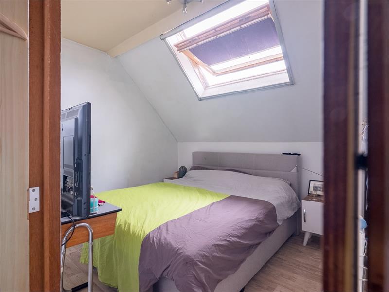 Praktisch gelegen rijwoning met inpandige garage 