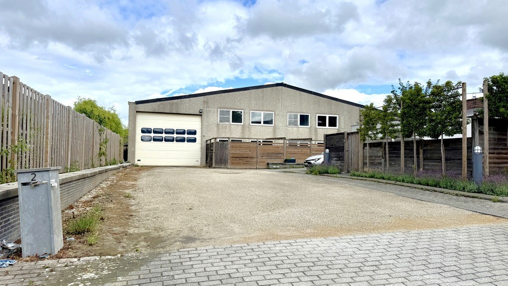 Bedrijfspand met optioneel woonst te huur in Dikkelvenne