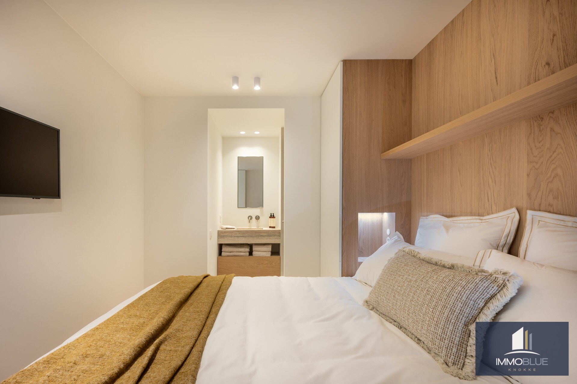 Stijlvol volledig gerenoveerd drie-slaapkamer appartement op toplocatie nabij het Lichttorenplein. 