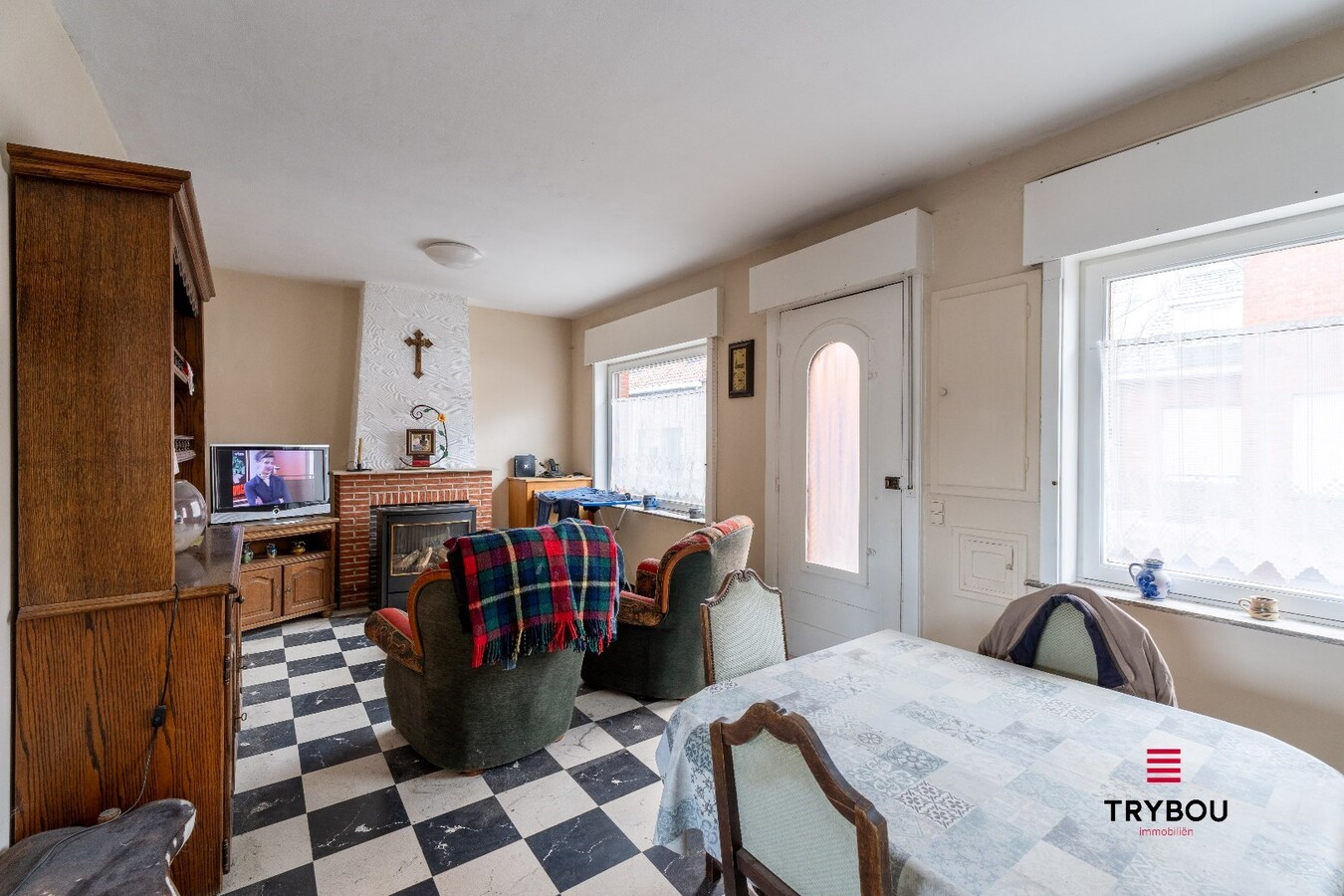 Ruime woning met loods en 4 garages – tal van mogelijkheden! 