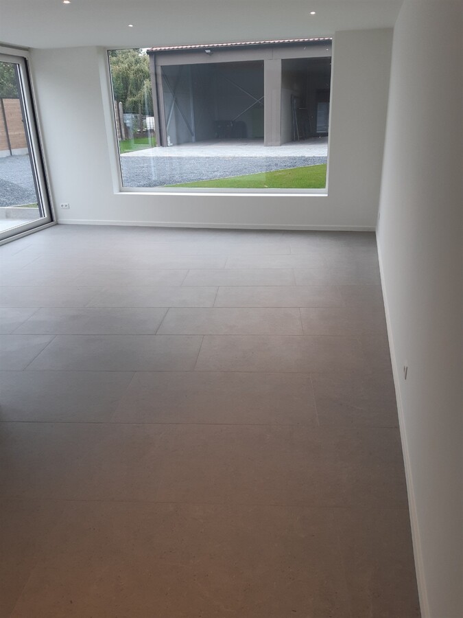 Gerenoveerde woning met weide en loods. 