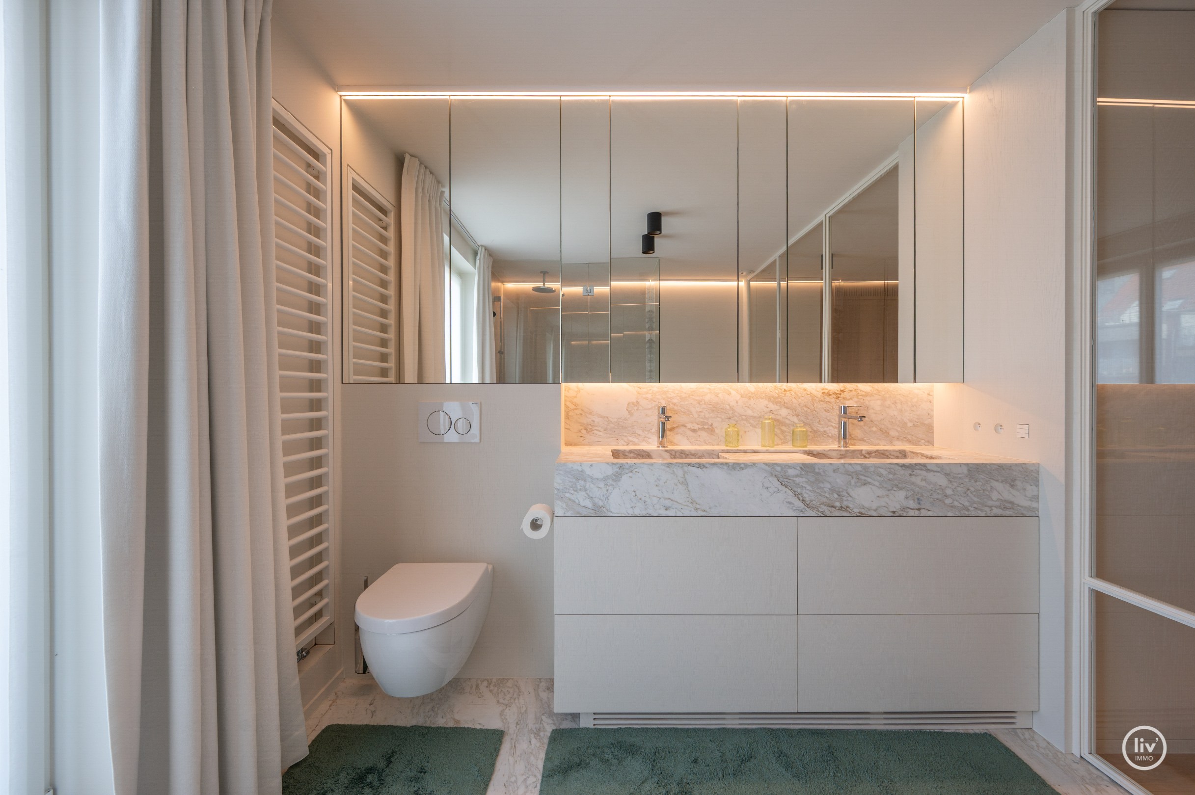 Parchtig afgewerkte penthouse met magnifieke terrassen van +/-40m2 en 3 ruime slaapkamers te Leopoldlaan gelegen. 