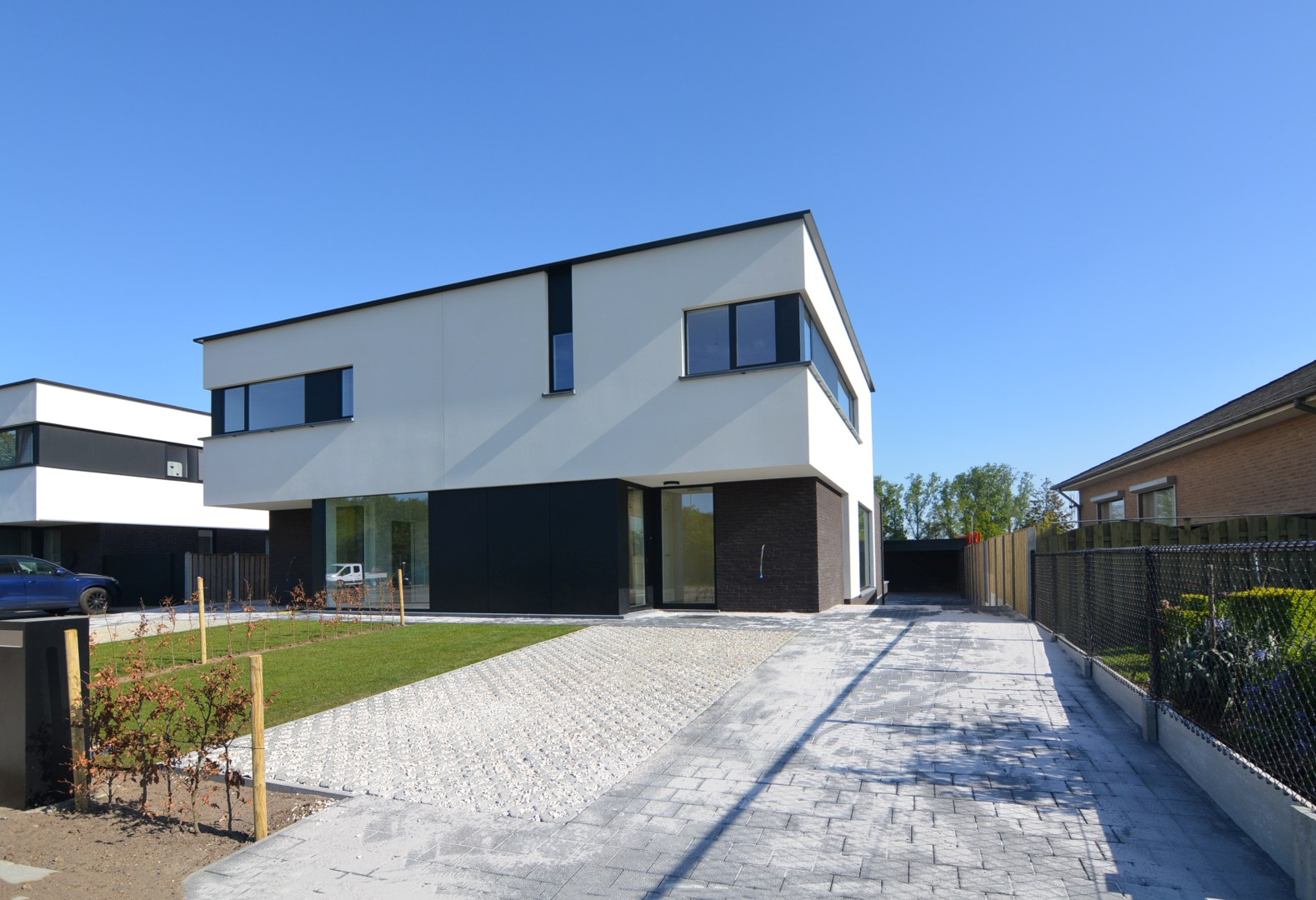 Moderne, energiezuinige, halfvrijstaande woning met carport op 3 a 80 ca. 