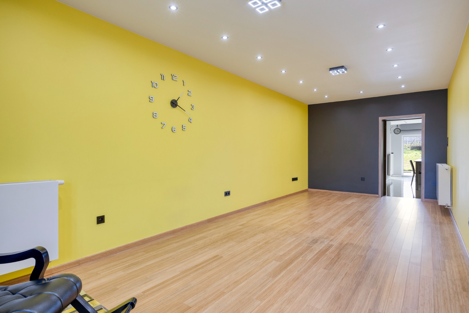 woonkamer met doorgang keuken