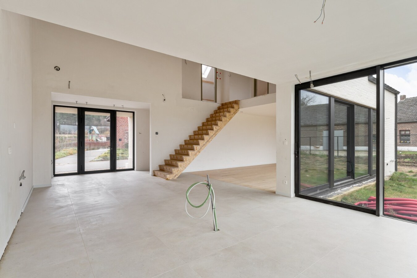 Exclusieve halfvrijstaande woning te koop na transformatie van bestaande hoeve naar 2 BEN-woningen! 