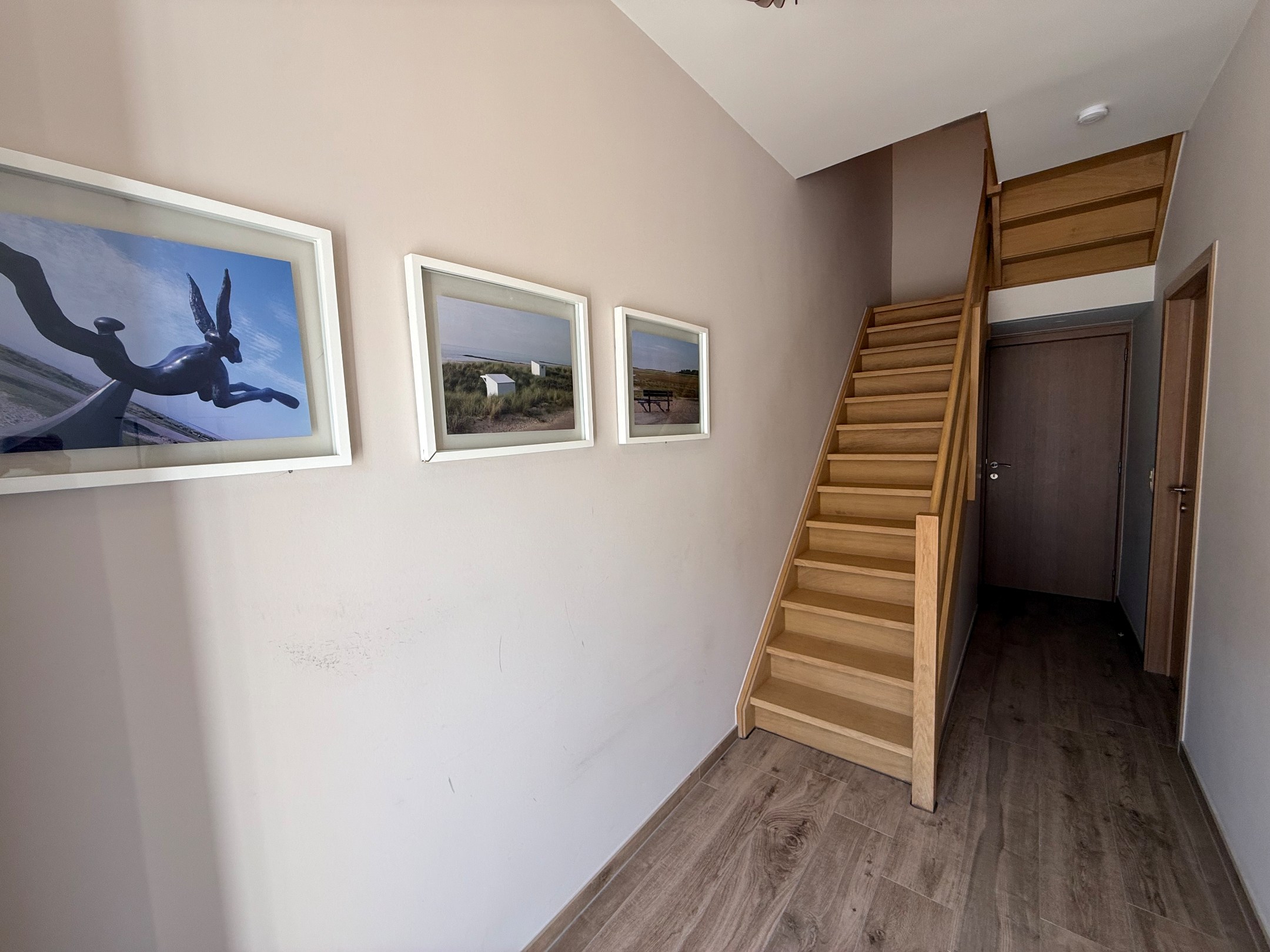 Non meublé - Maison bien entretenue avec trois chambres située dans le vieux Knokke, à distance de marche du centre commercial de Knokke et du Zoute. 