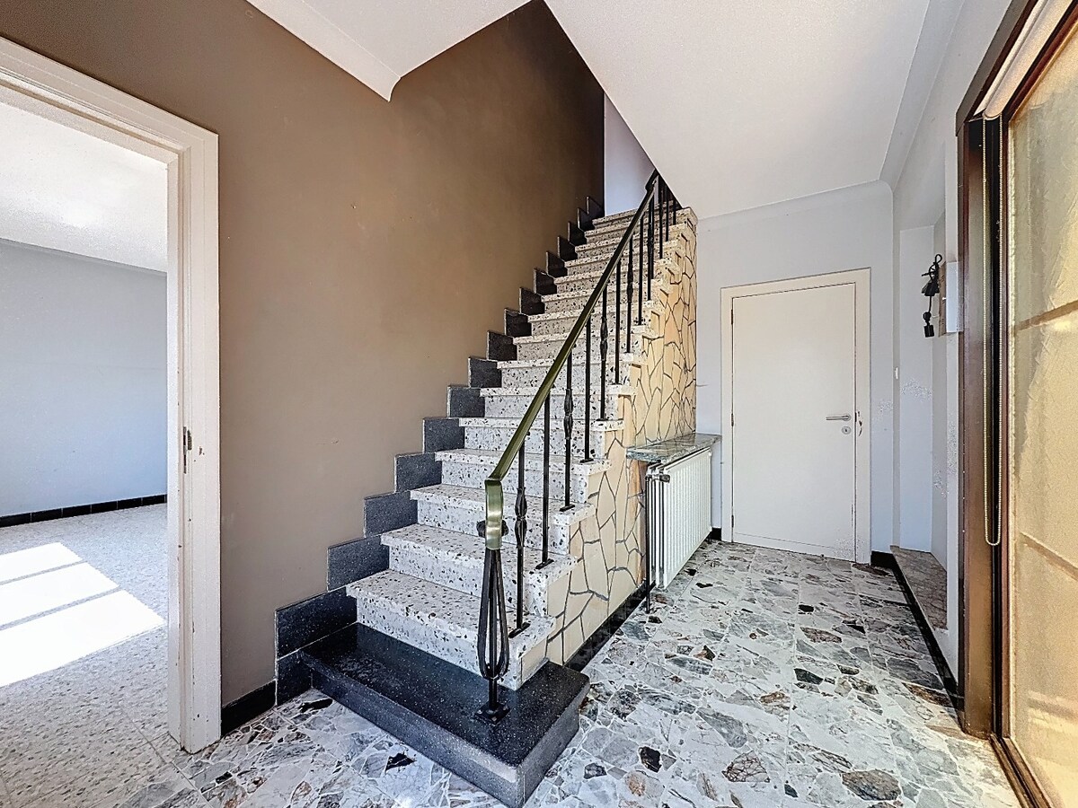 Ruime, te renoveren OB met garage te Zottegem 