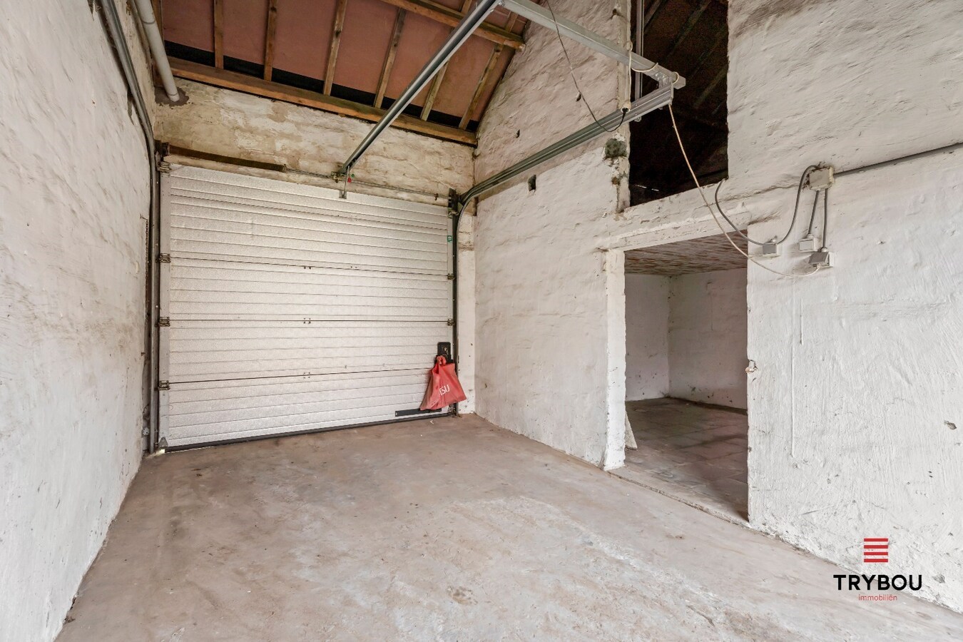 Uiterst ruime woning met garage in het centrum van Kortemark 