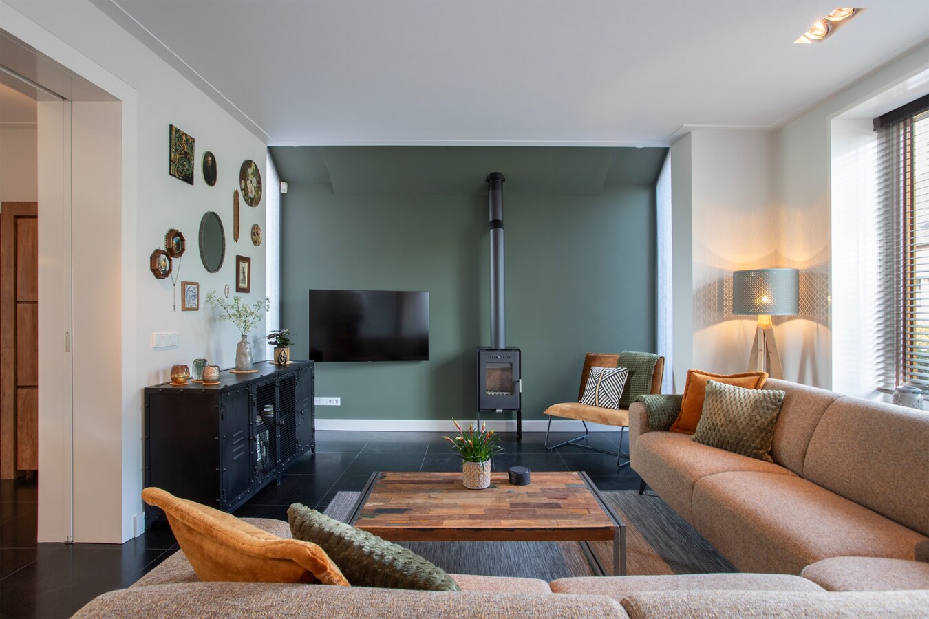 Unieke, onder architectuur gebouwde villawoning met luxe afwerking en prachtig uitzicht op het buitengebied. 