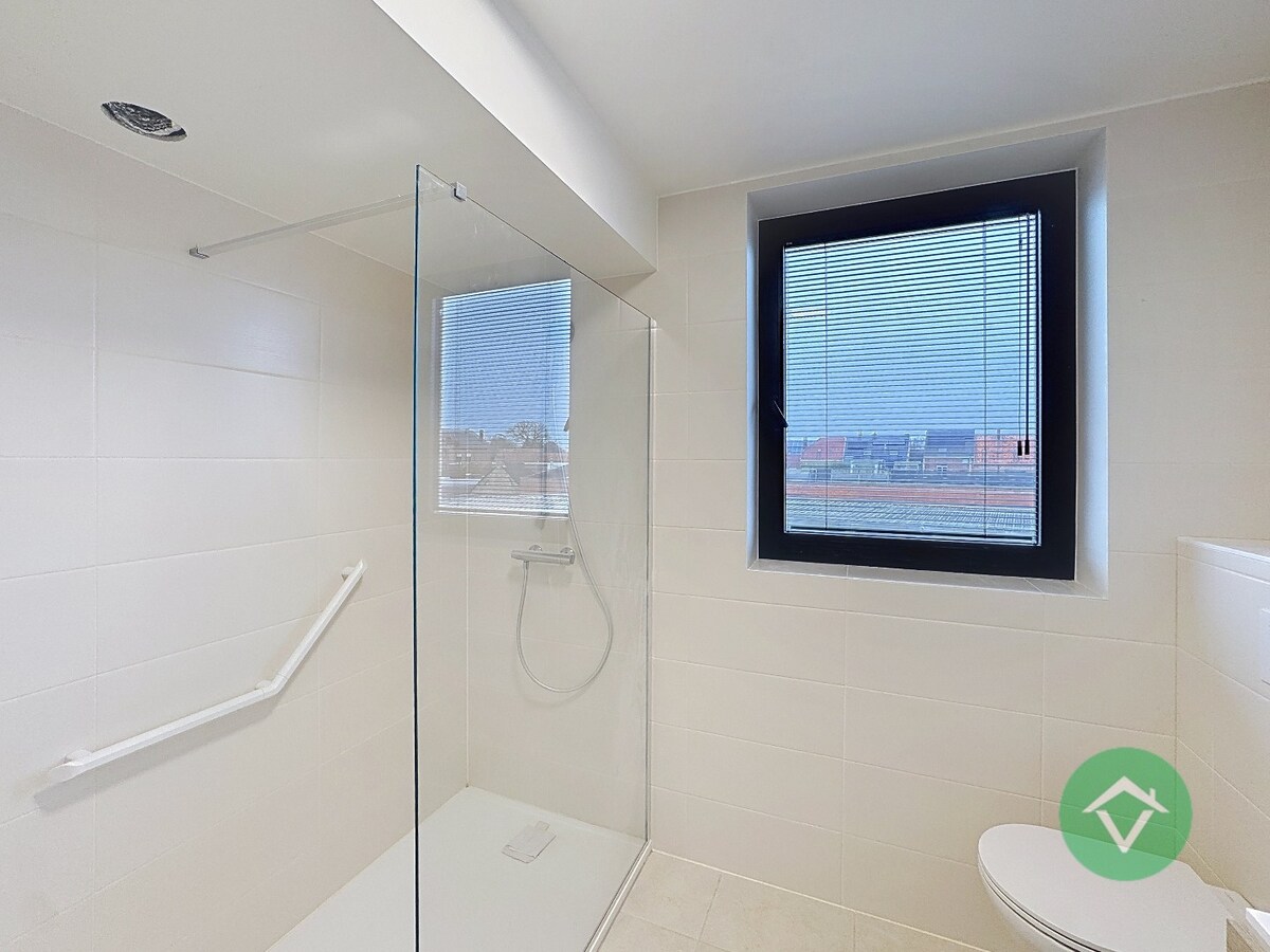 Volledig geschilderd Instapklaar appartement met garage in centrum Koekelare 