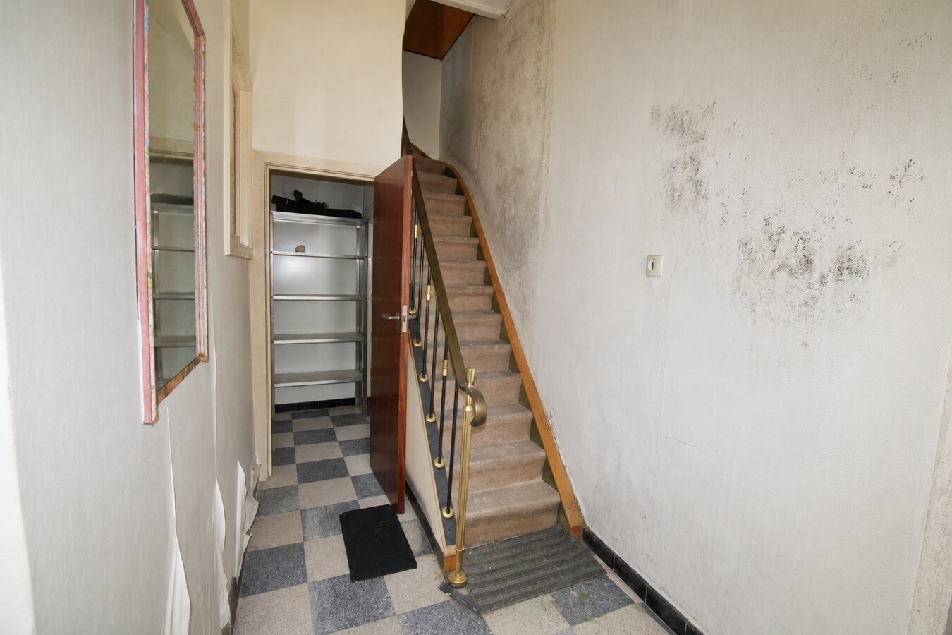 Volledig te renoveren woning met 3 slaapkamers op een toplocatie in het centrum van Sint-Niklaas! 