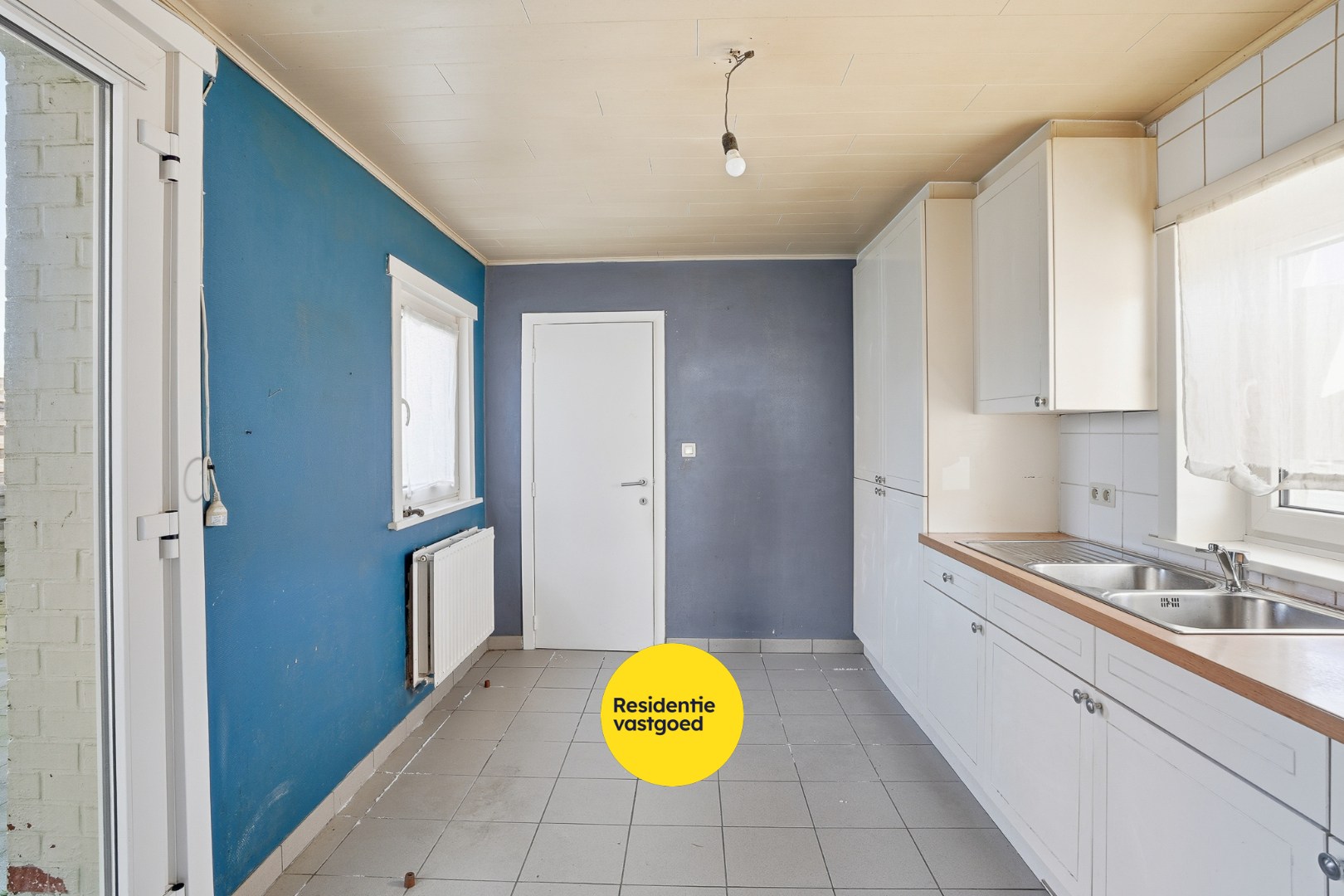 Te renoveren hoekwoning met 3 slaapkamers, tuin en centrale ligging in Ichtegem 