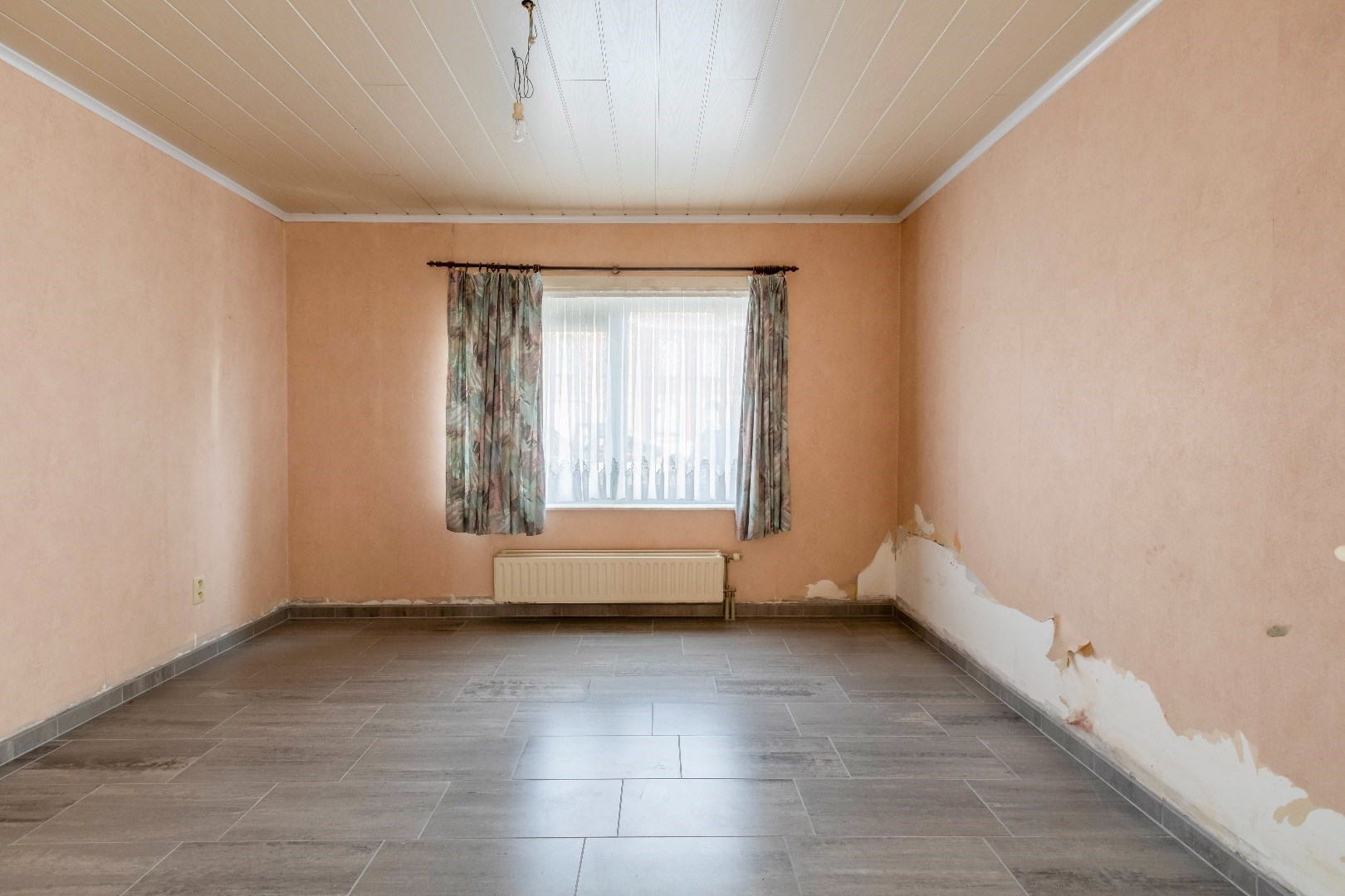 VERKOCHT ! Opbrengsteigendom met 2 appartementen en 2 garages 