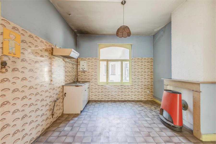 Te renoveren Art Deco herenwoning nabij station 