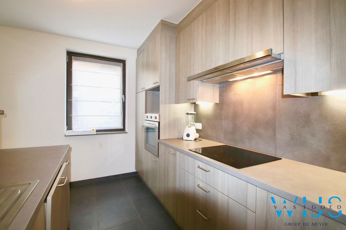 Gelijkvloers éénslaapkamer appartement met garage &amp; terras in het landelijke Oosteeklo ! 