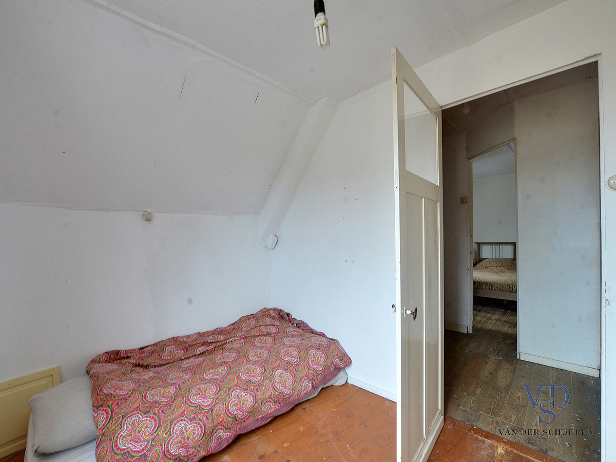 Karaktervolle, te renoveren woning (op bijna 900 m²). 