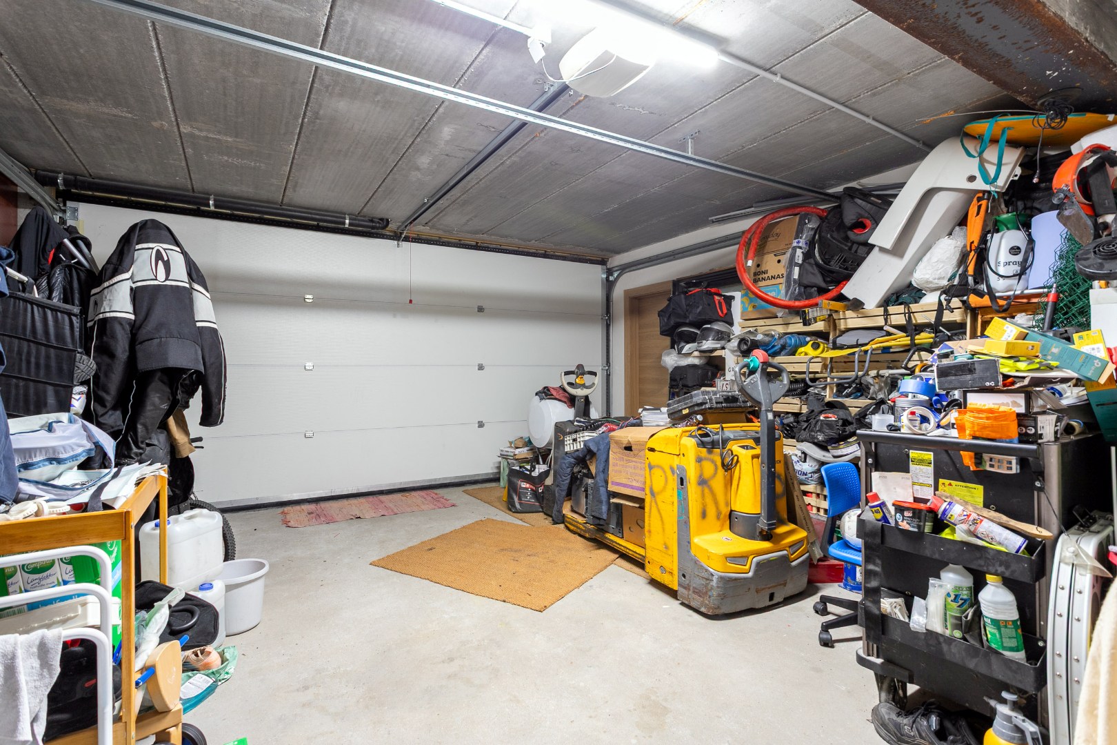 Ruime recente halfopen bebouwing met 7 slaapkamers en inpandige garage 