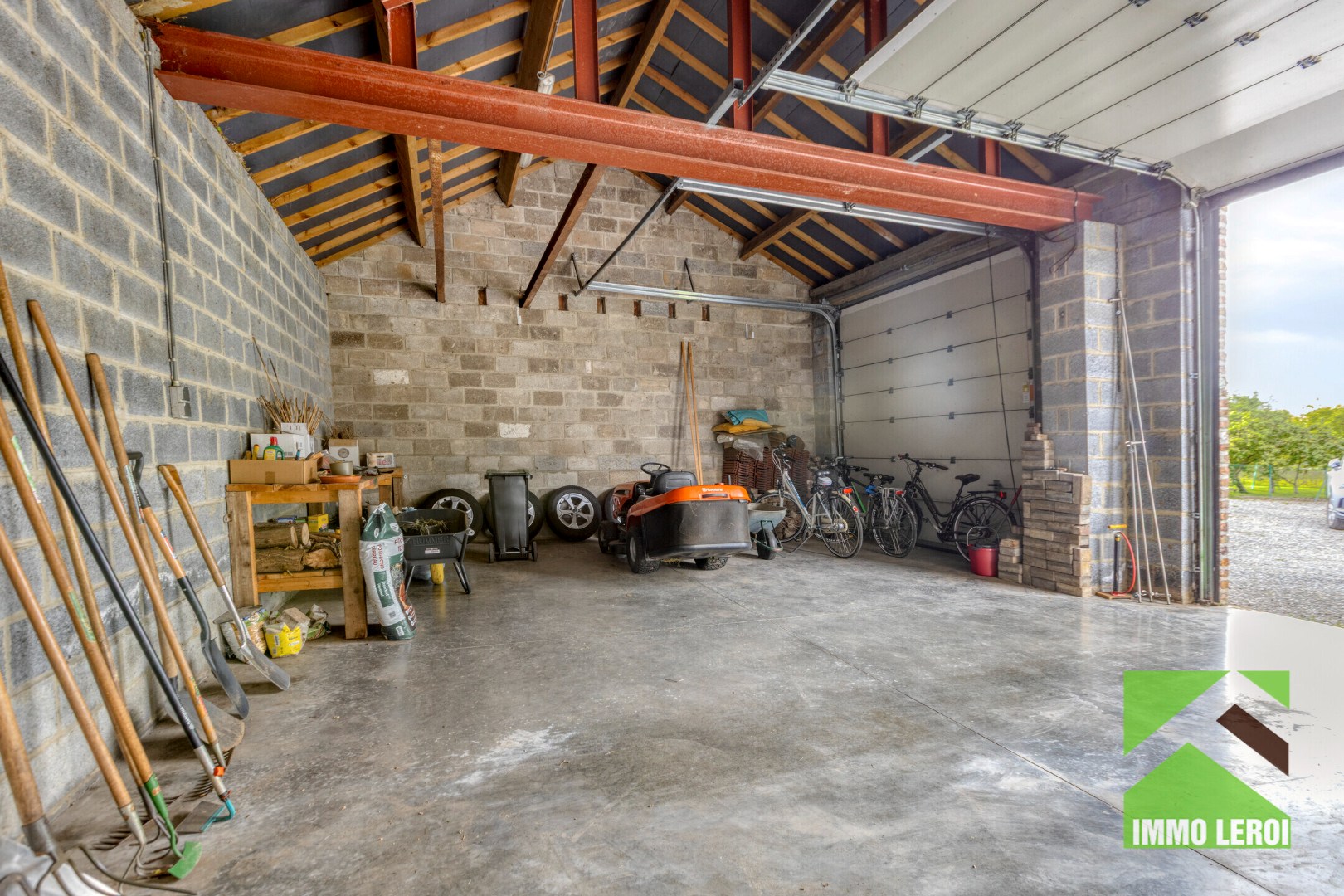 Dubbele garage met bergruimte