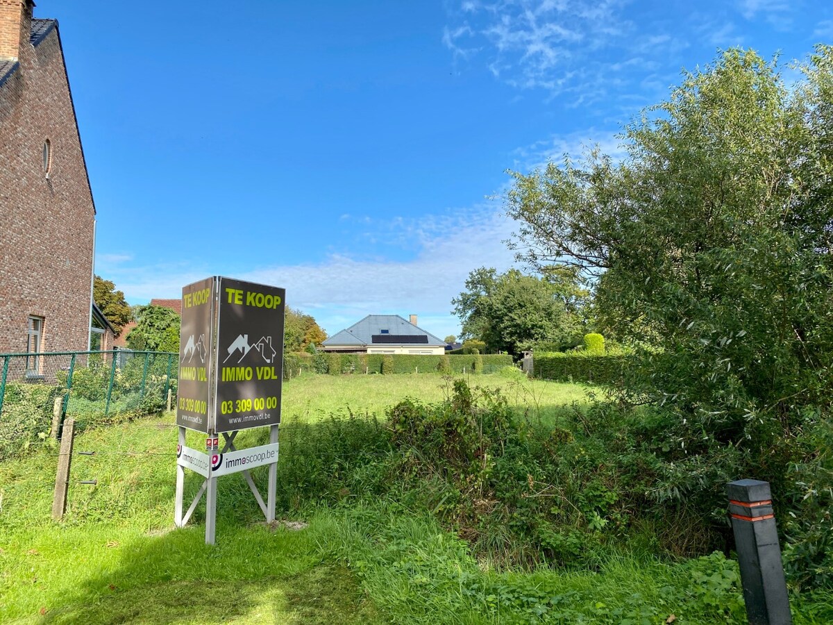 Bouwgrond van 898 m² in Bloemenwijk te Zoersel. 
