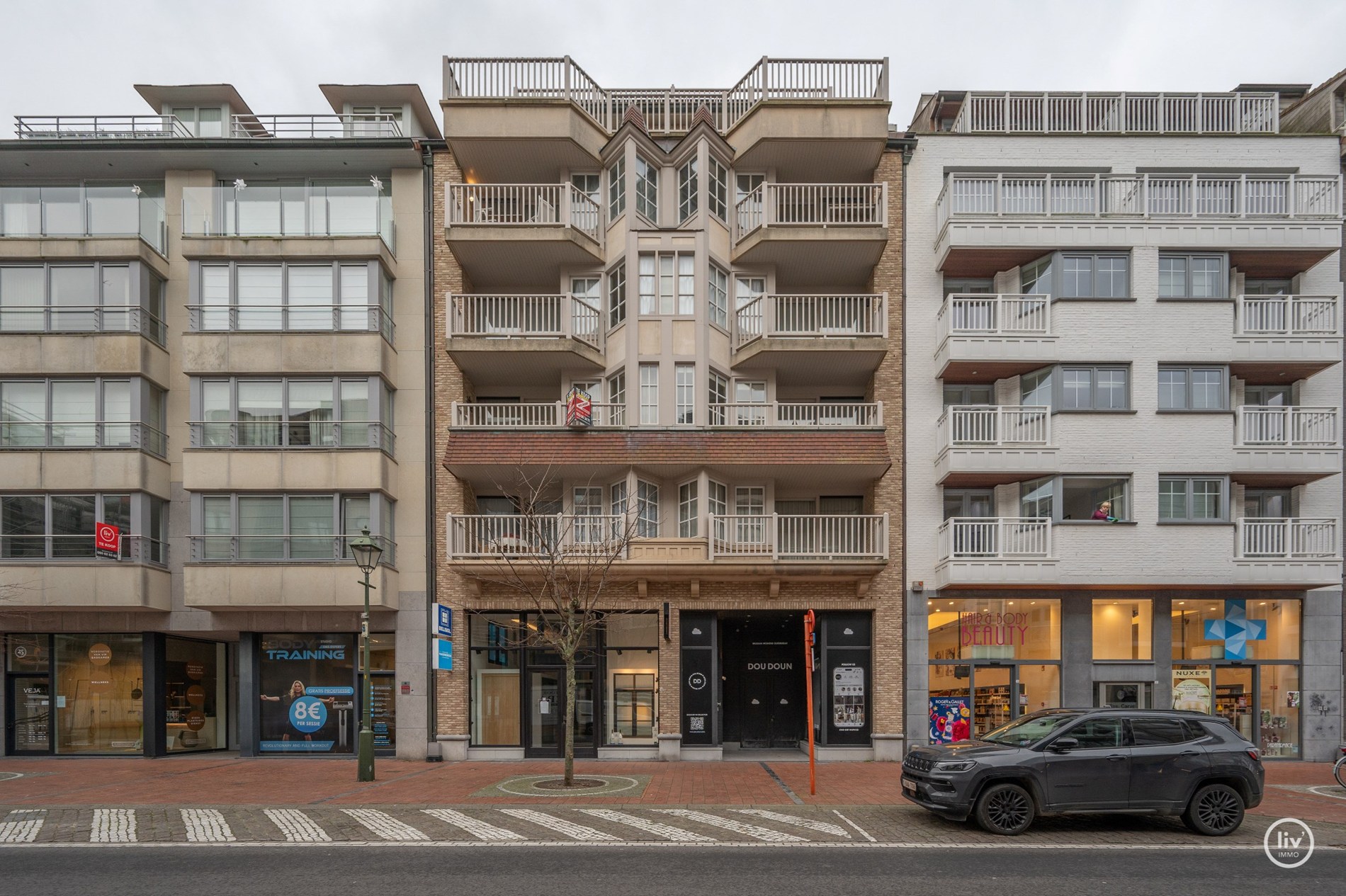 Prachtig gerenoveerd duplexappartement, ideaal gelegen vlakbij de Heilig Hartkerk in het hart van Knokke. 