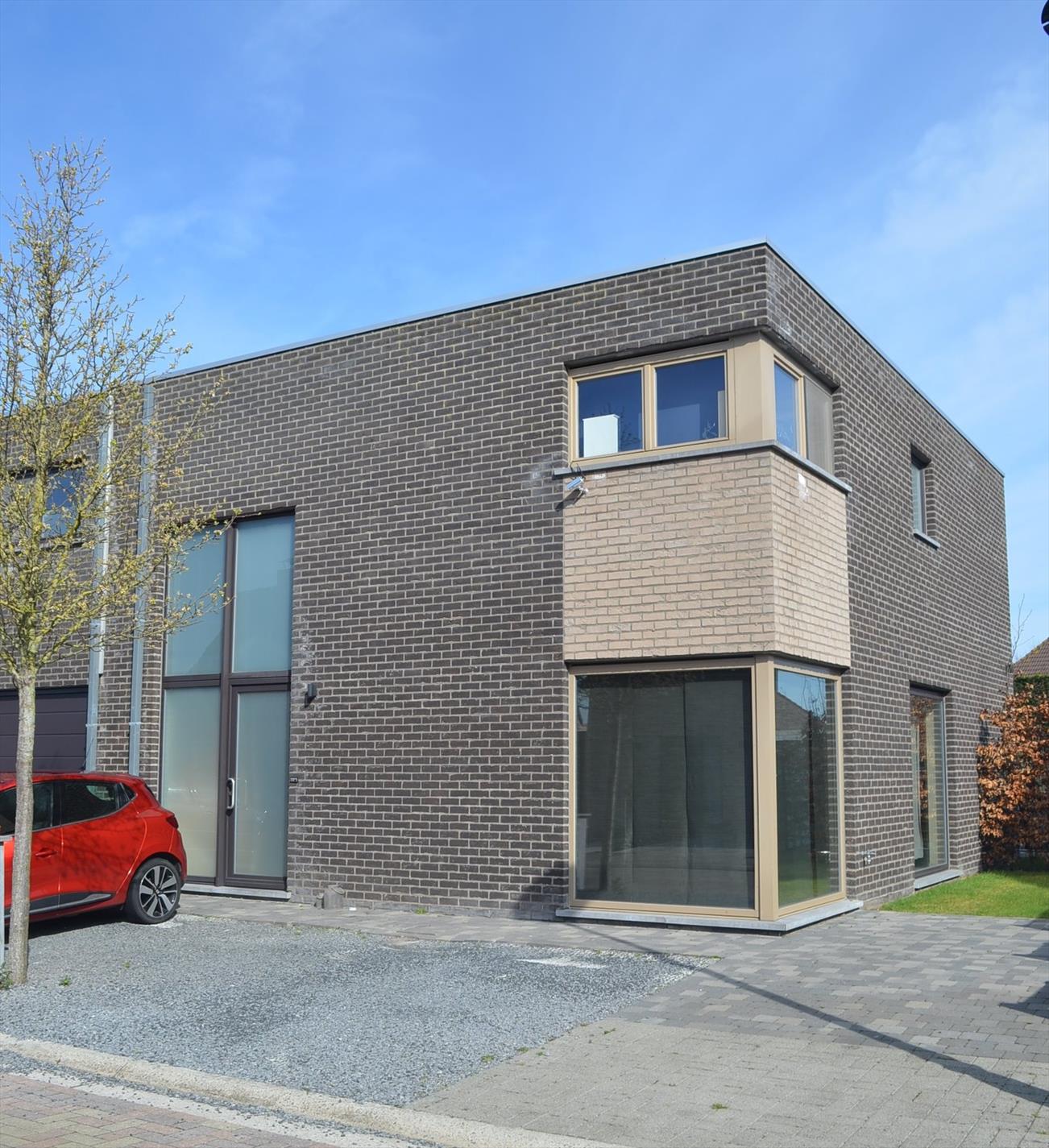 Halfopen bebouwing op 325m² met 3 slpks, tuin met terras en tuinhuis te Maldegem 