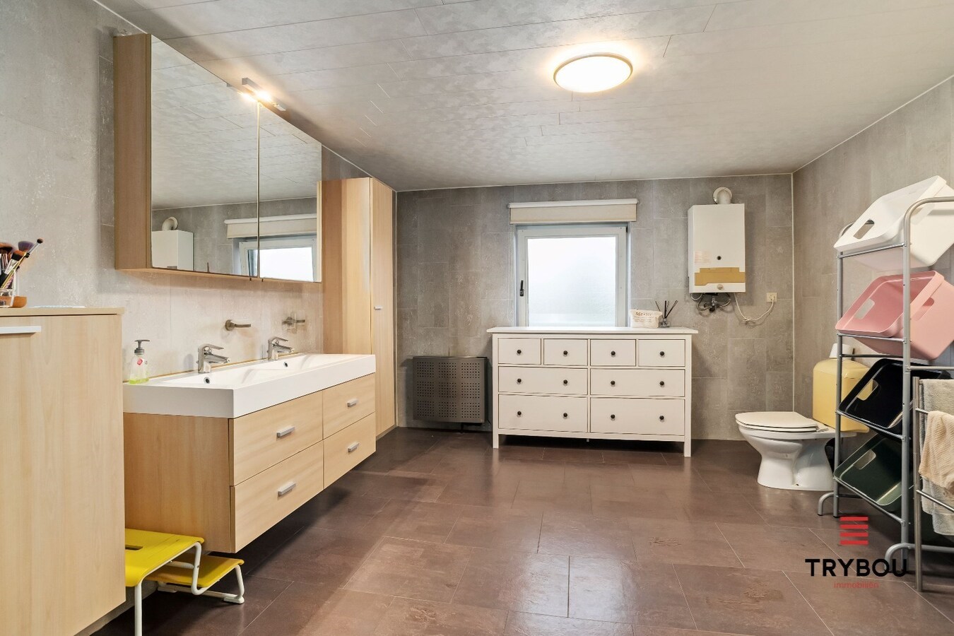 Uiterst ruime woning op het 'Stationsplein' in Merkem 