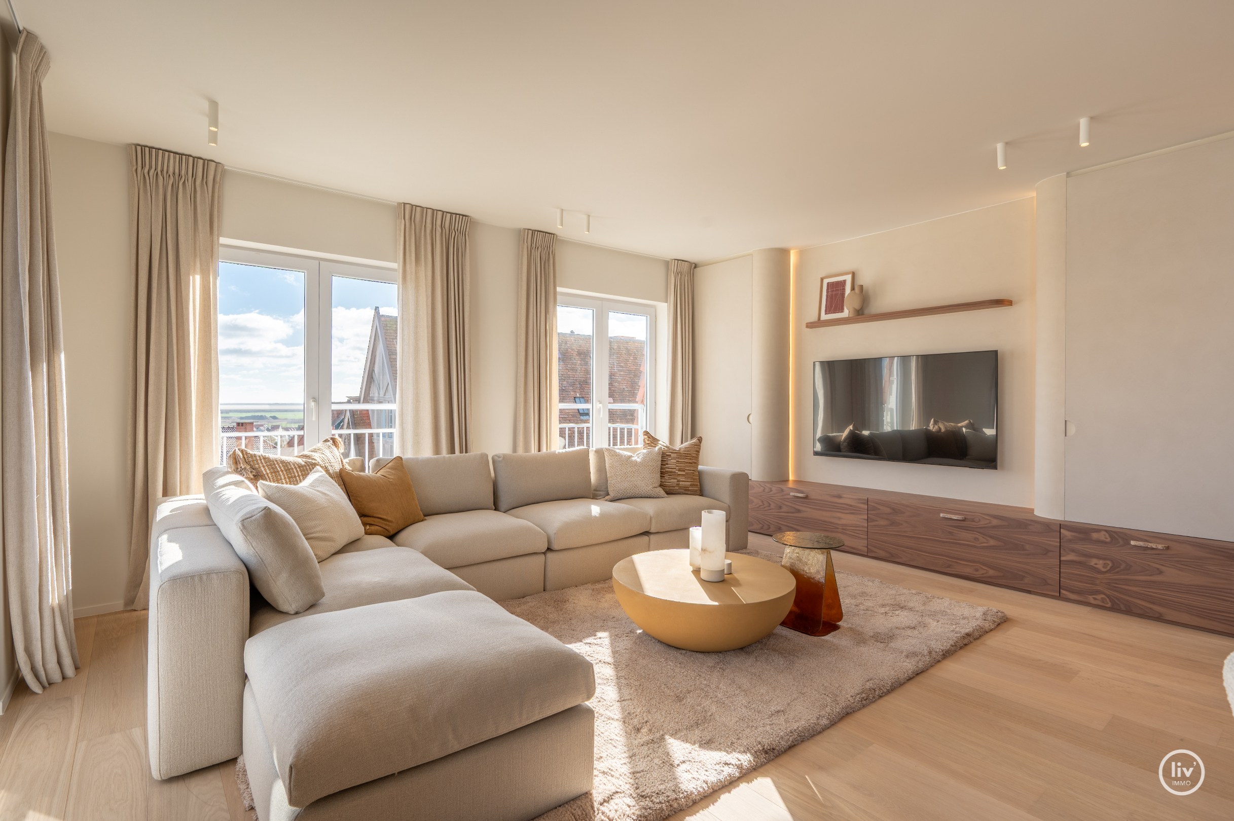 Zeer luxueus gerenoveerd 4 slaapkamer hoekappartement ideaal gelegen te Duinbergen genietend van zeezicht. 