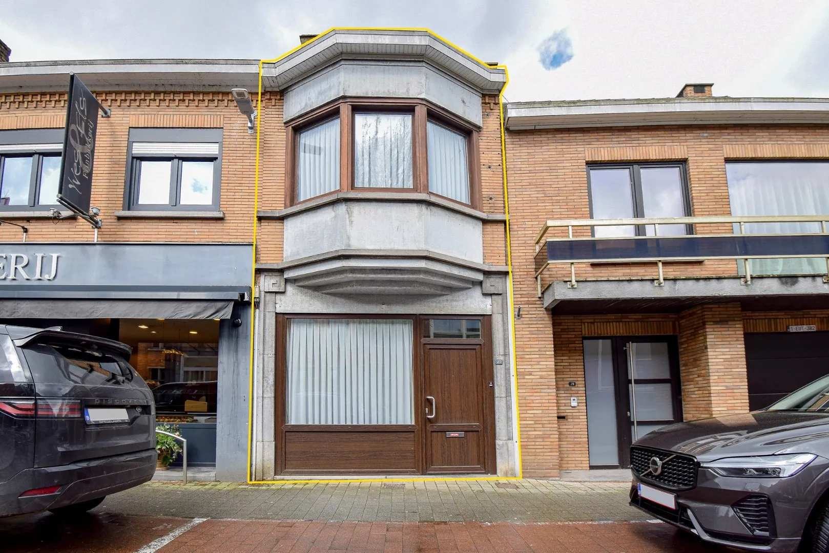 Te renoveren rijwoning met 2 slaapkamers en commerciële ruimte in centrum van Gistel