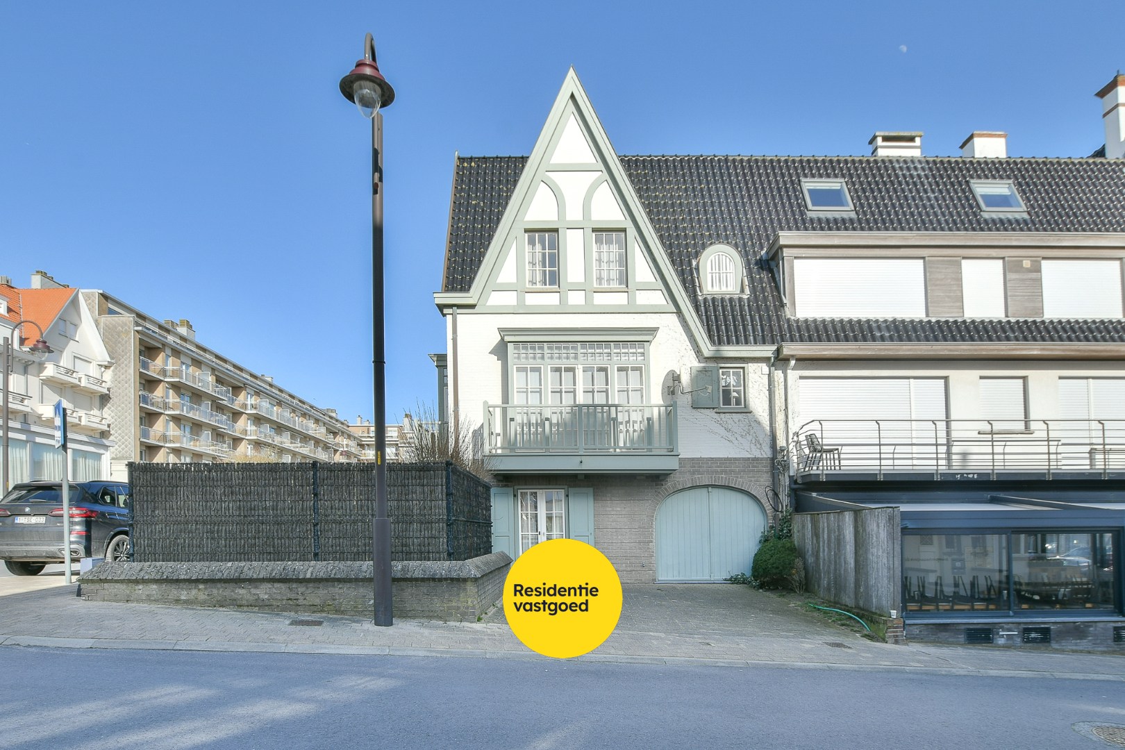 Exclusieve hoekwoning met zeezicht op topligging in de Concessie van De Haan, op 20 m van de zeedijk! 