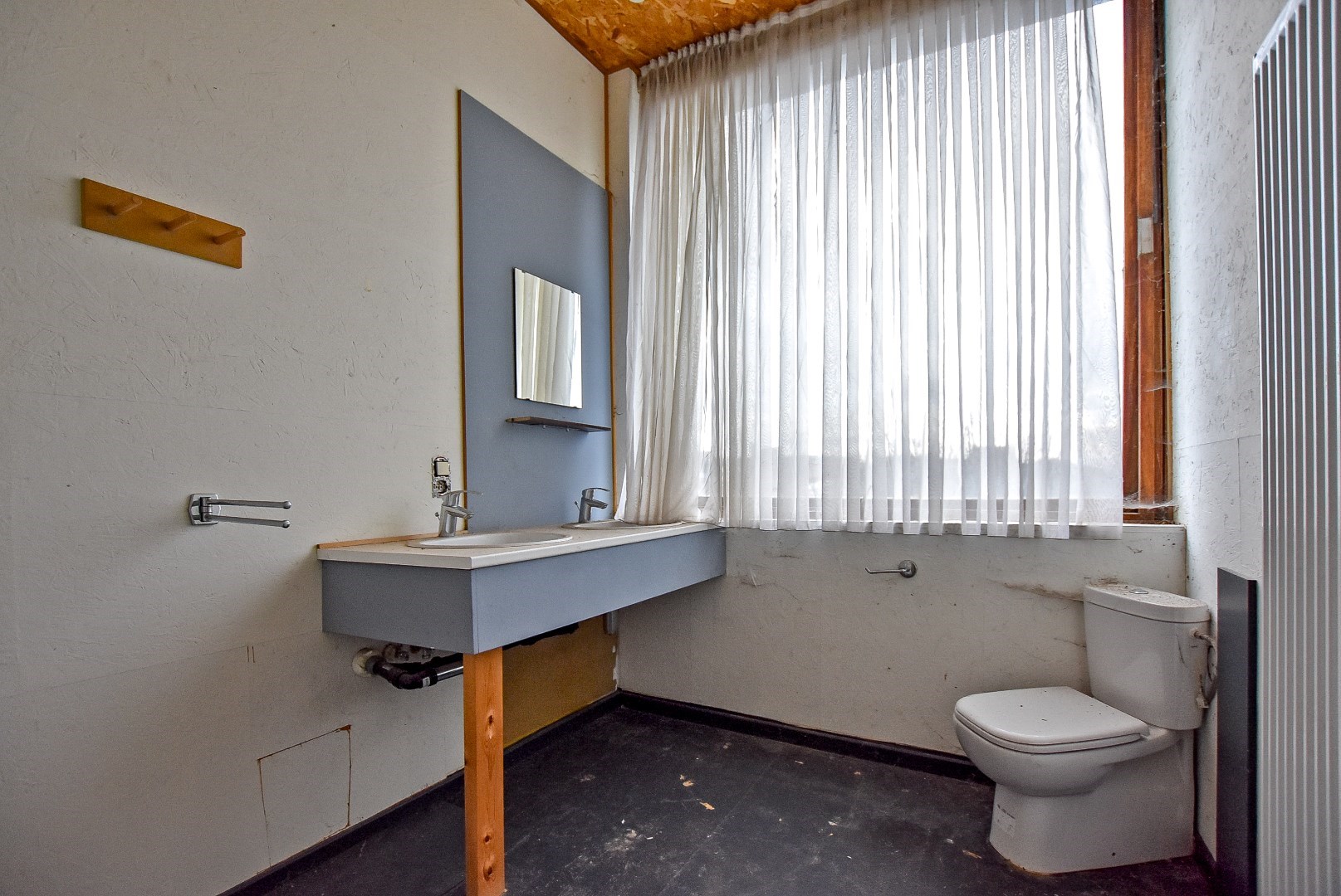 Zeer ruime te renoveren woning centrum Veurne! 