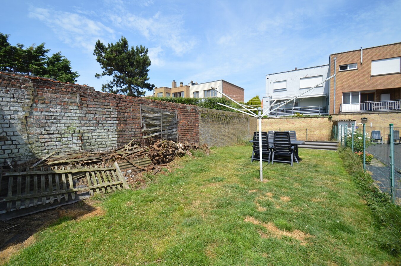 Te renoveren, centraal gelegen woning op 246m² grond - Heist 