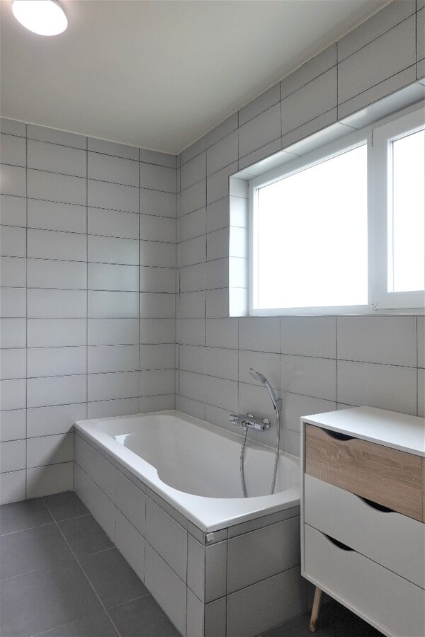 Ruim gelijkvloers appartement met koertje 