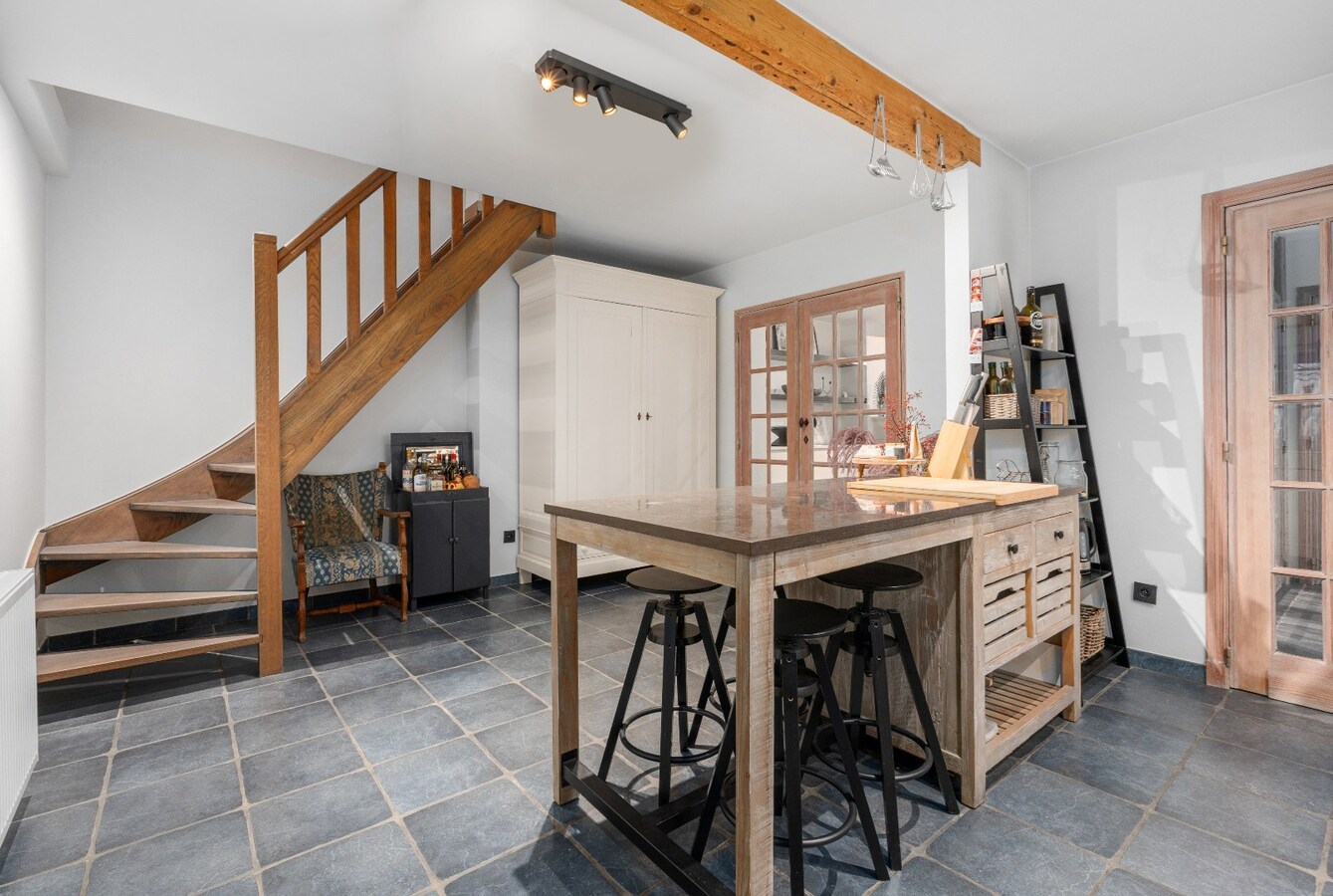 Uiterst charmante halfopen bebouwing met weidse zichten op een perceel van 2012m² 