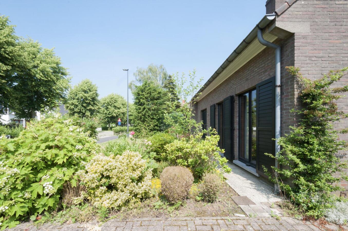 Ruime woning met prachtige tuin en open zicht 