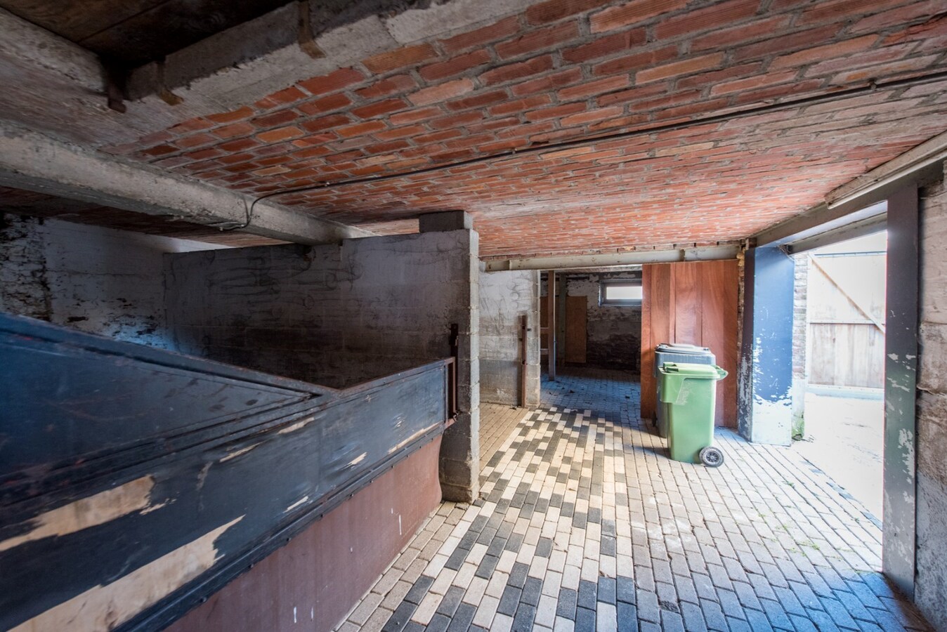 Hedendaagse woning met loods en bijgebouwen op 2.200 m² 