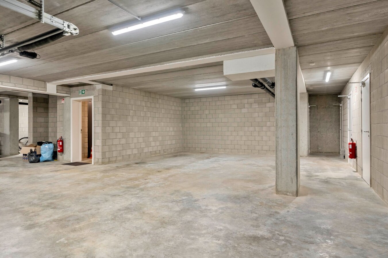 Recent duplex appartement met 2 slaapkamers en garage. 