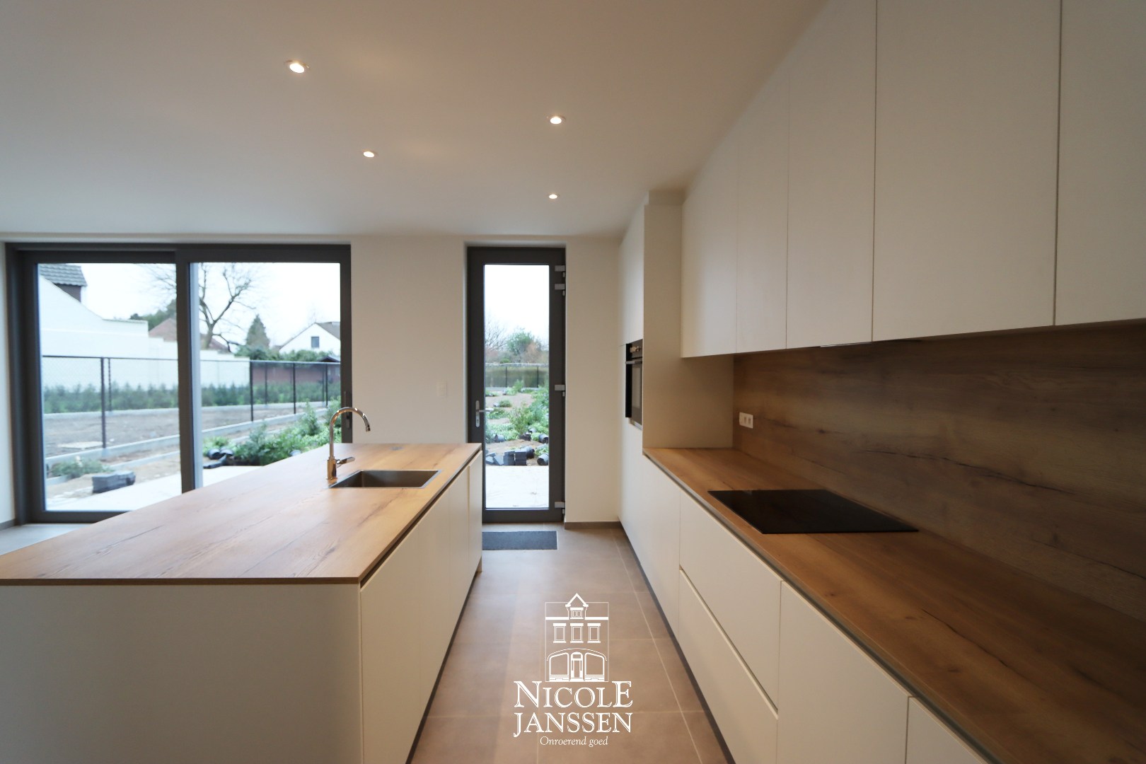 Nieuwbouwwoning met carport 