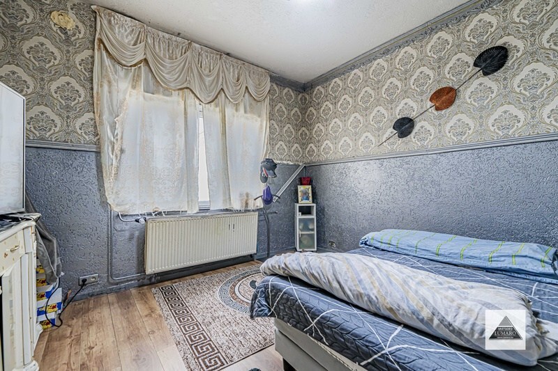 Centraal gelegen halfvrijstaande woning. 6 slaapkamers. Te renoveren. 