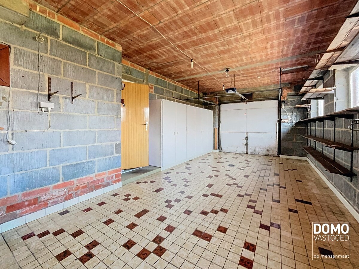 Te renoveren ruime open bebouwing, gelegen te Berbroek. 