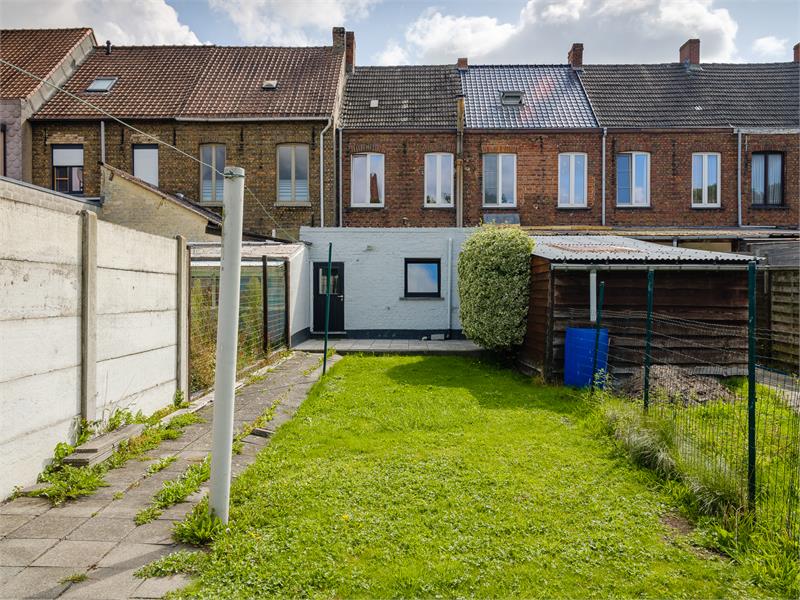 Een buitenkans van een renovatieproject: te renoveren rijwoning in centrum van Eeklo 