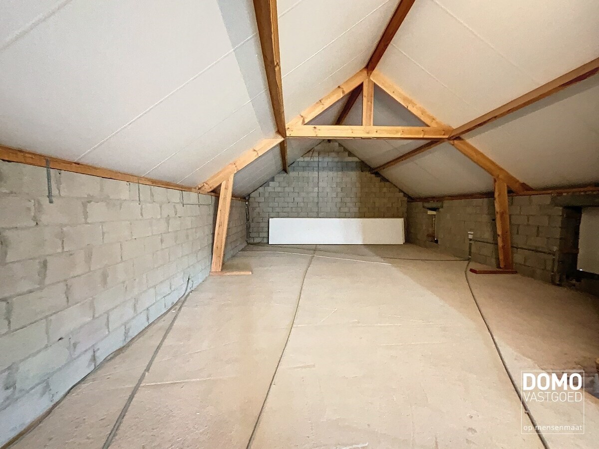 UNIEK pand met tal van mogelijkheden, gunstig gelegen te Kermt. 