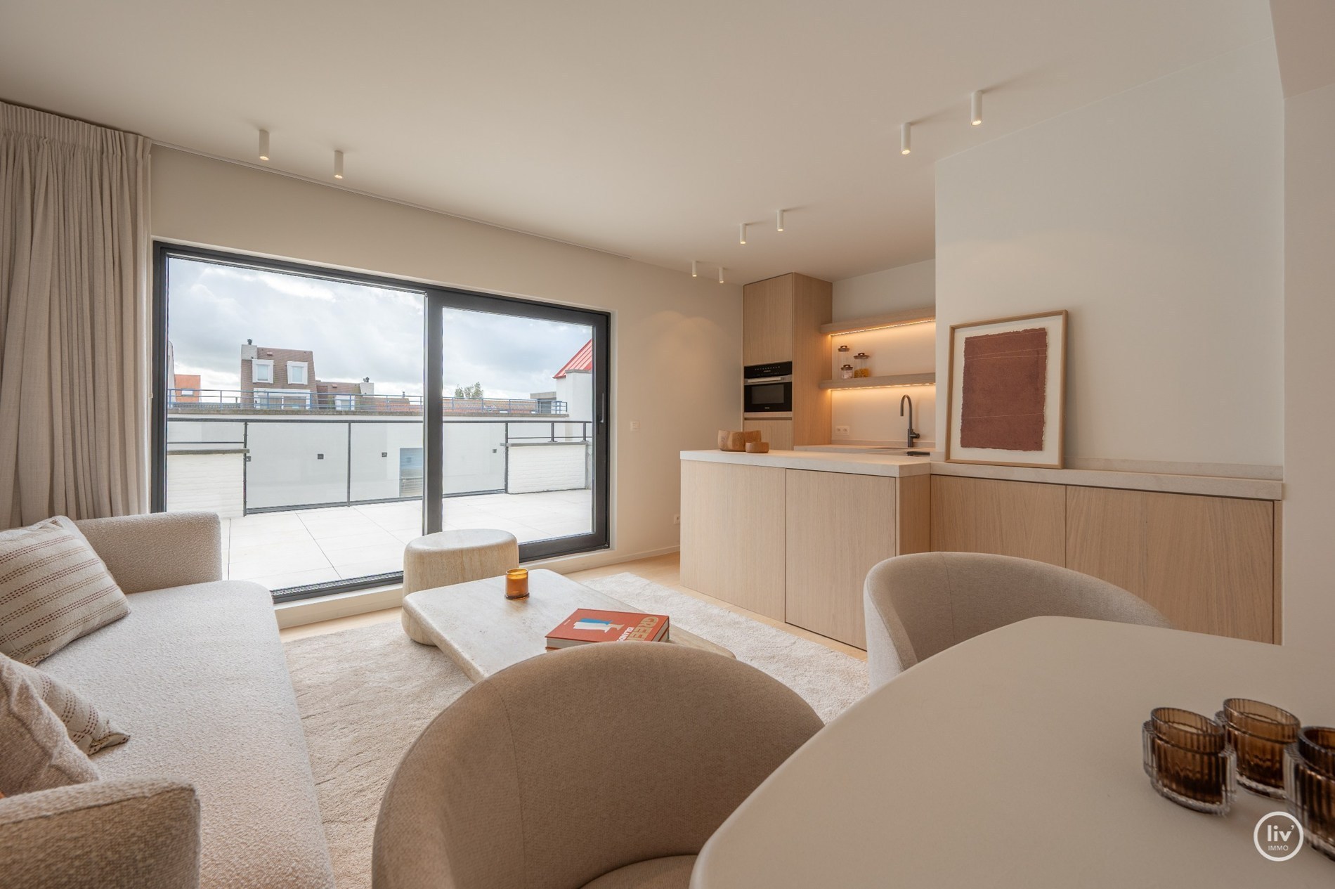 Gerenoveerd penthouse met 2 slaapkamers centraal gelegen op de August Dansestraat te Knokke. 