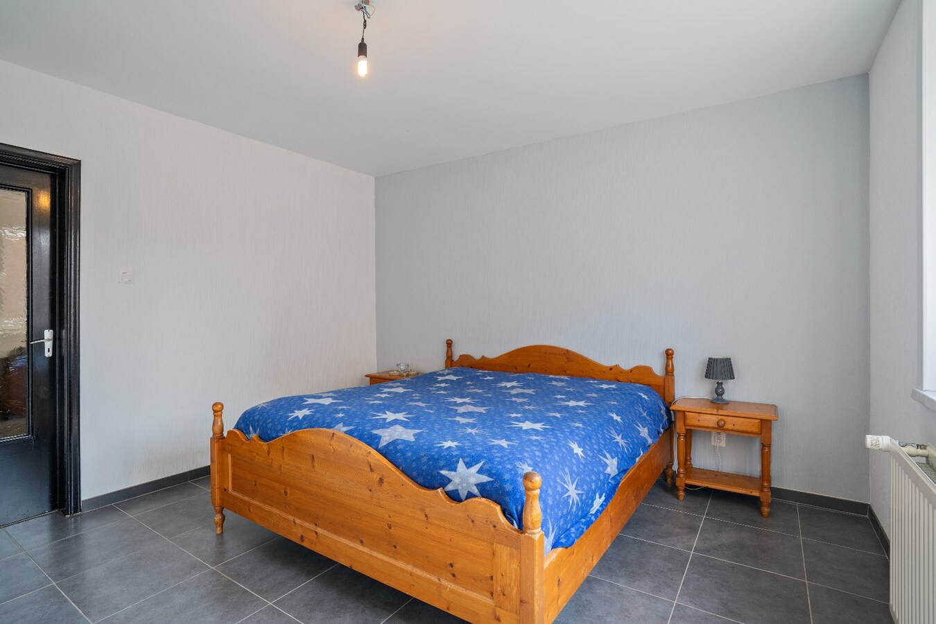 Gerenoveerde woning met drie slaapkamers op groot perceel 