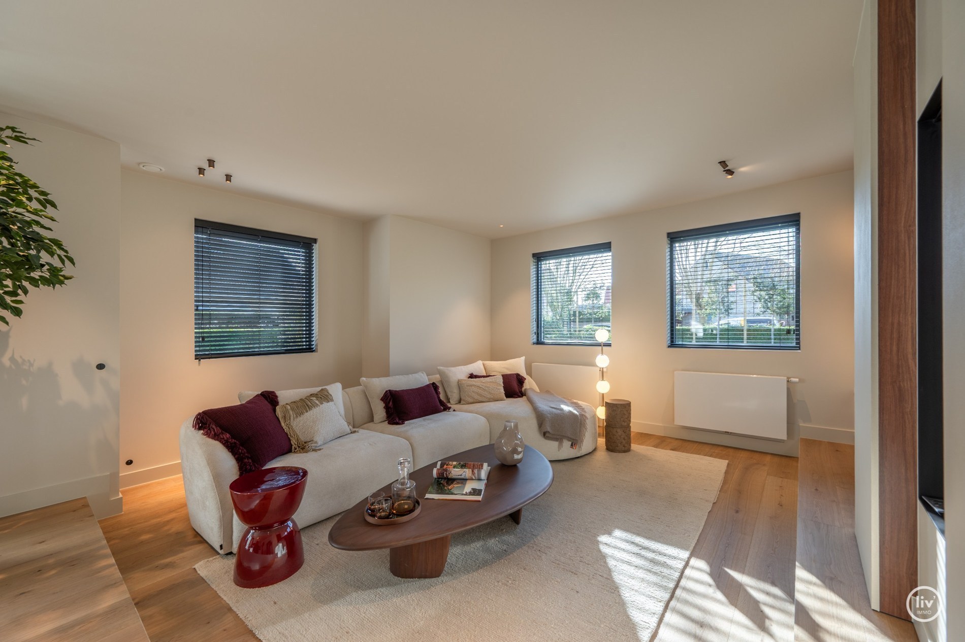 Magnifique villa rénovée, située sur un grand terrain de 1365 m2 dans un quartier résidentiel de villas, à proximité du centre de Knokke. 