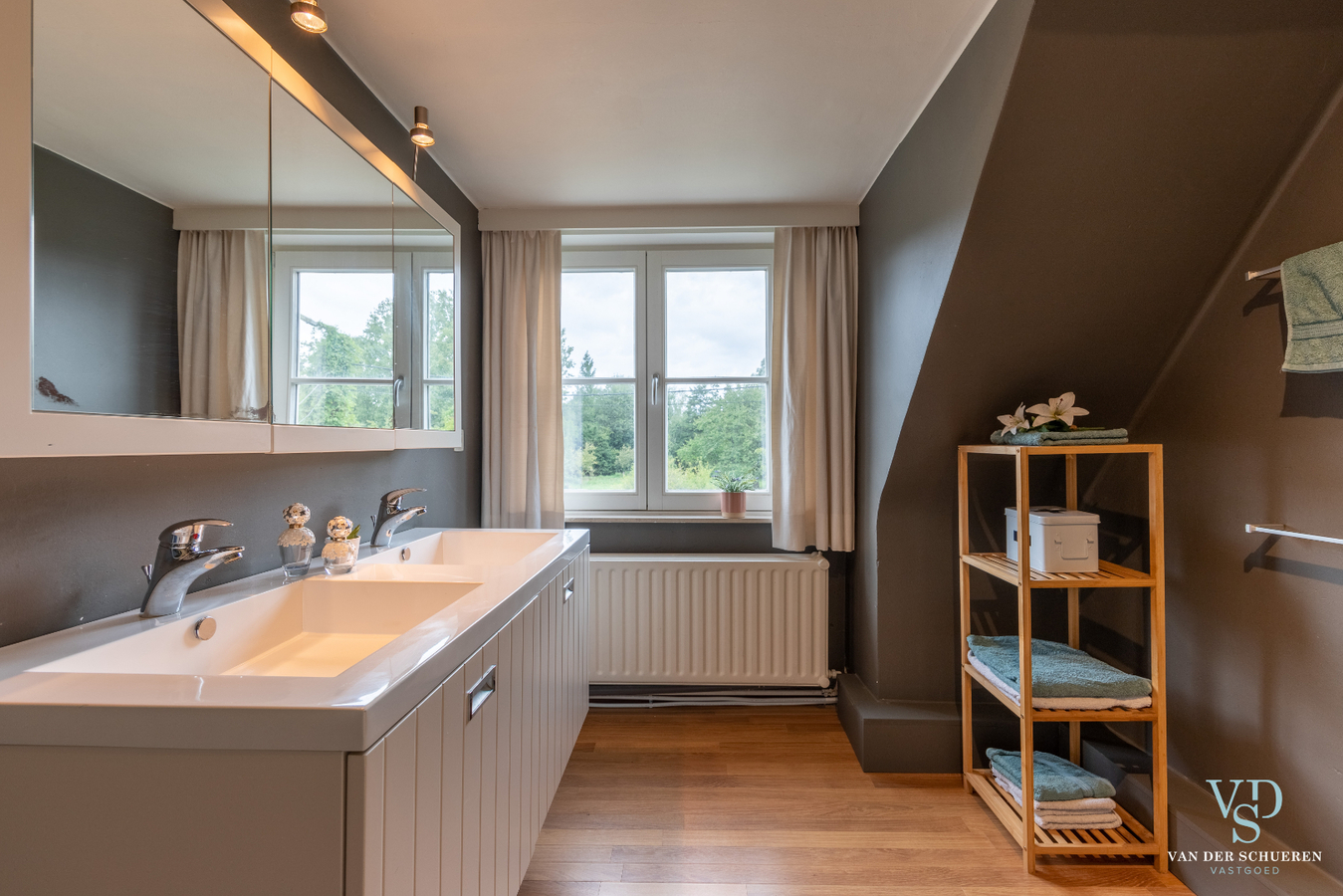 Authentiek landhuis met 5 ruime slaapkamers én gelijkvloers bureau. 