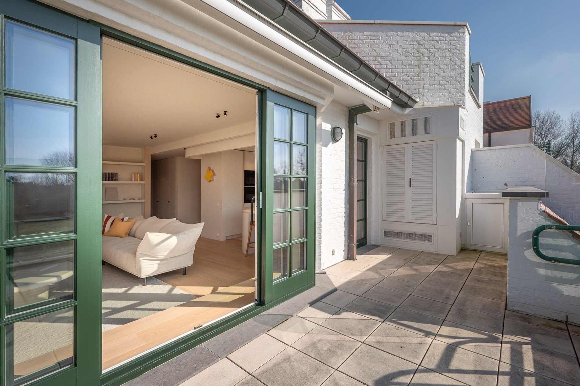 Appartement d'angle exceptionnellement rénové situé au cœur du Zoute, dans le domaine très exclusif Tennis Gardens - un parc privé d'environ 5 hectares, à proximité de la mer et à distance de marche d 