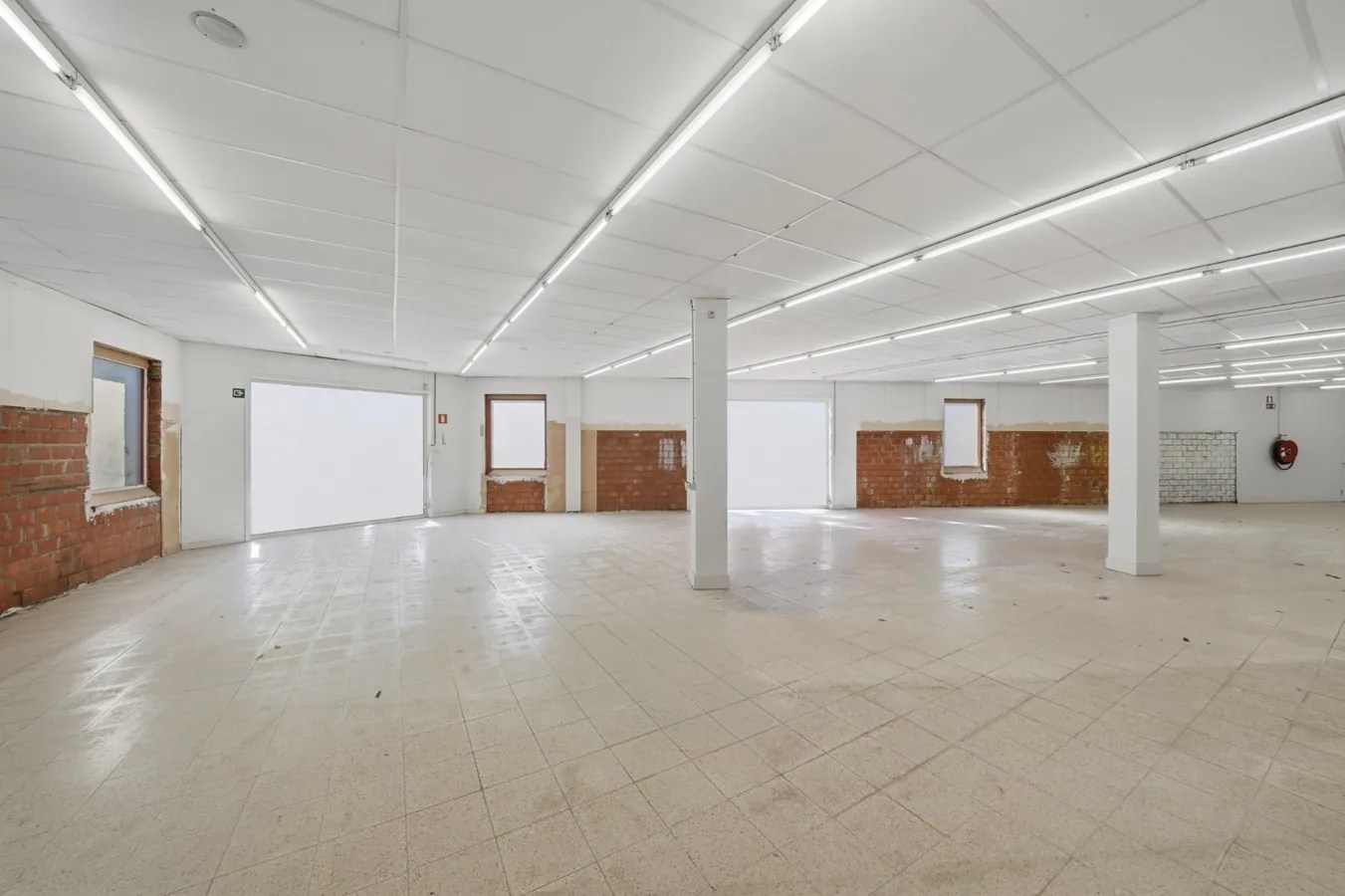 Te koop: Ruim handelspand met uitstekende visibiliteit in het centrum van Torhout 