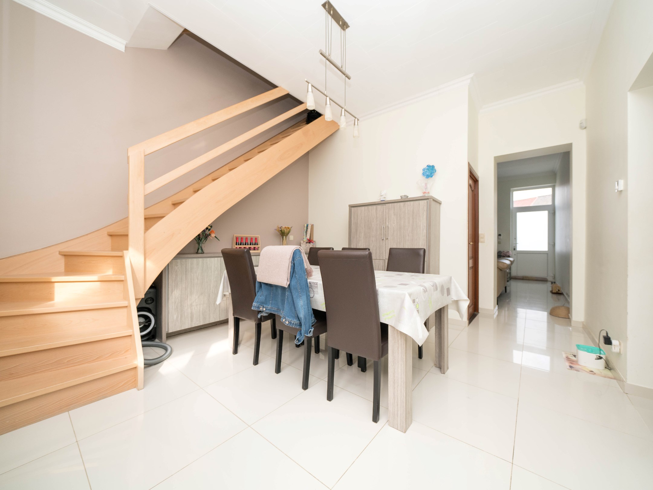 Zeer grote, instapklare woning met 6 kamers en 2 badkamers 